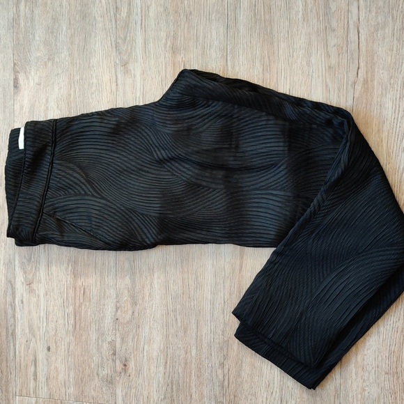 H&M | Textured black cropped dress pants - Picture 1 of 5